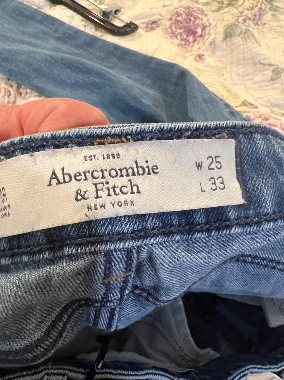 Abercrombie & Fitch Medium Blue Distressed Denim Jeans size 25 long - Picture 10 of 10